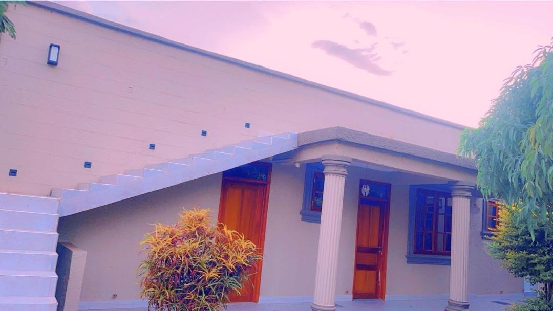 Evelina House Hostel Boma la Ngombe Exterior photo